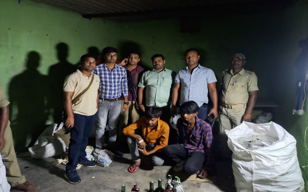 झारखंड: ऑटो से नकली शराब की बिहार में होती थी तस्करी, भारी मात्रा में शराब के साथ 2 तस्कर हिरासत में