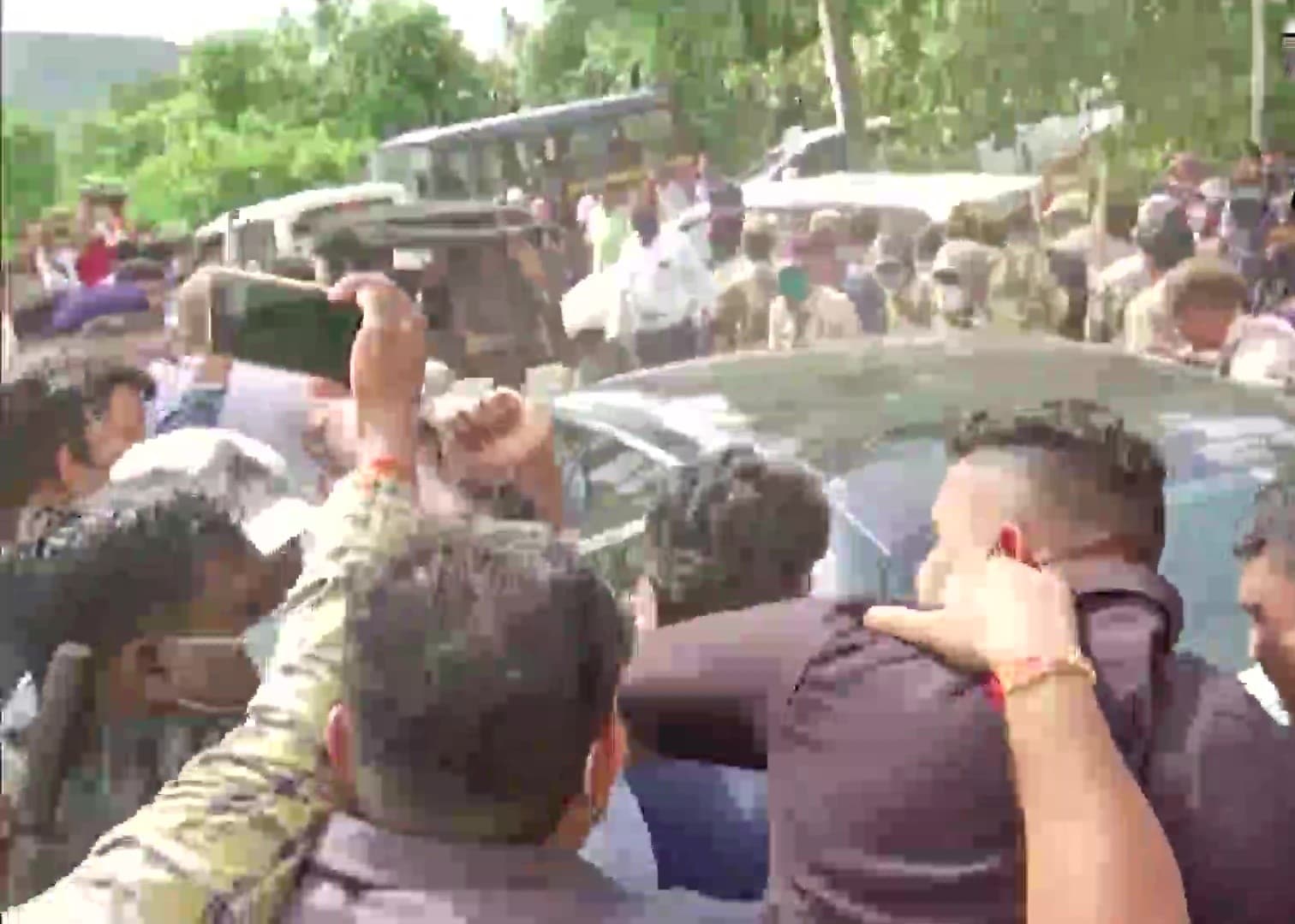 केंद्रीय मंत्री नारायण राणे को हिरासत में लिया गया, उद्धव ठाकरे के खिलाफ दिये गये बयान पर हुई कार्रवाई केंद्रीय मंत्री नारायण राणे को हिरासत में लिया गया, उद्धव ठाकरे के खिलाफ दिये गये बयान पर हुई कार्रवाई