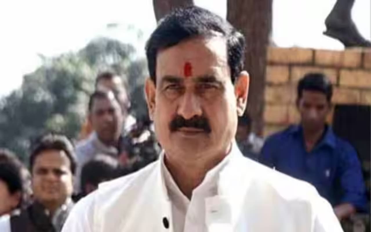 Bhopal: युवक के गले में पट्टा बांधकर घुमाने वालों के खिलाफ ऐक्शन, गृहमंत्री ने कहा- लगातार हो रही कार्रवाई