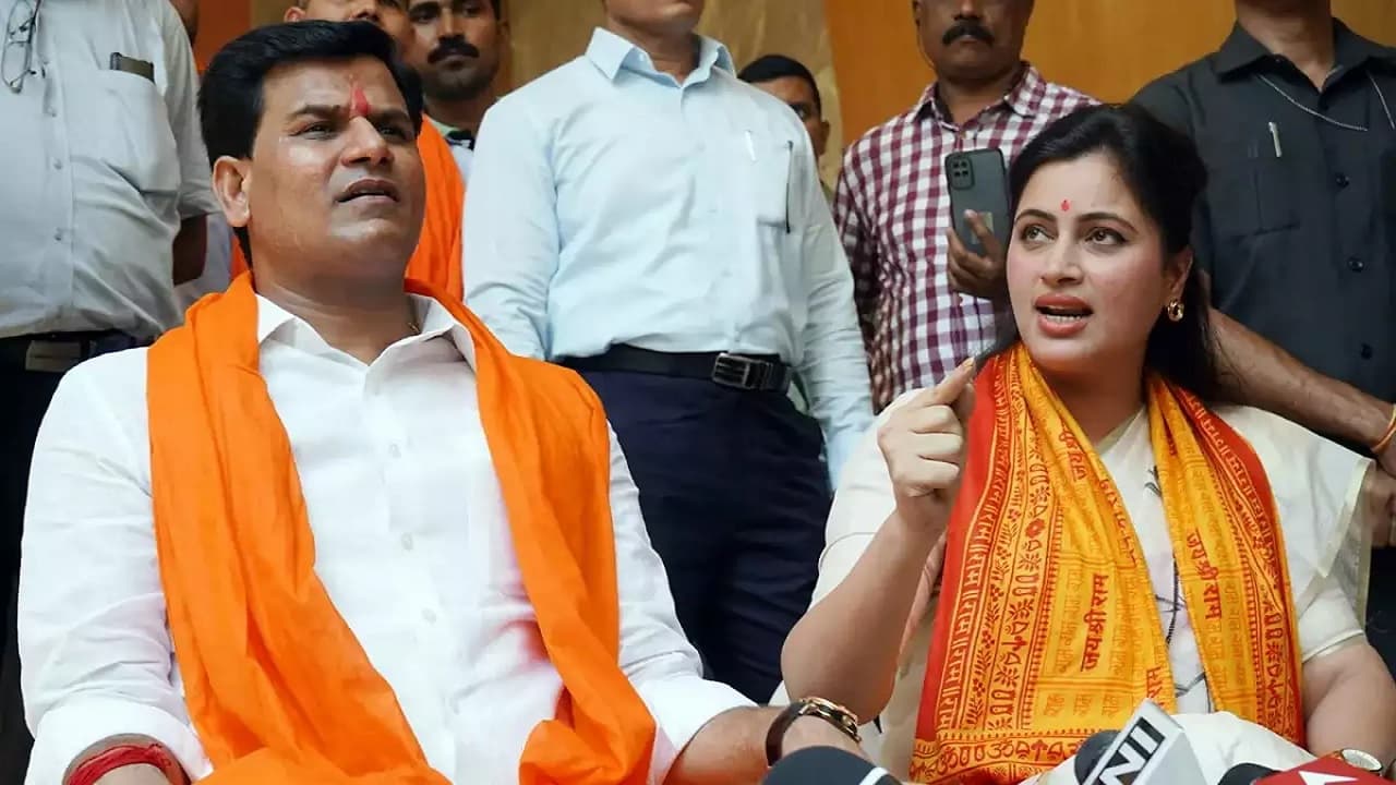 Hanuman Chalisa Row: राणा दंपती को 14 दिन की हिरासत में भेजा गया, 6 शिवसैनिक गिरफ्तार