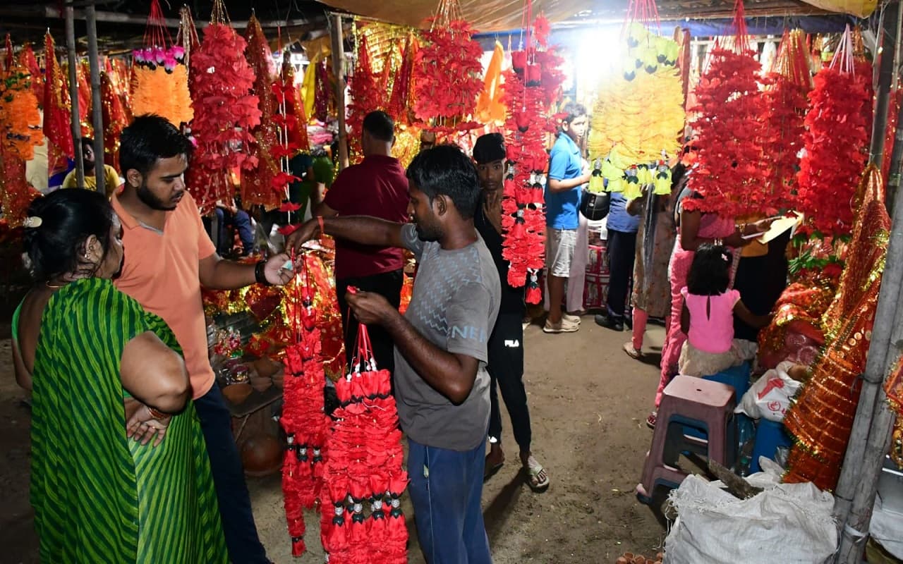 Navratri 2022: नवरात्र के दूसरे दिन काशी में ब्रह्मचारिणी के दर्शन को उमड़े श्रद्धालु, पुलिसकर्मी तैनात