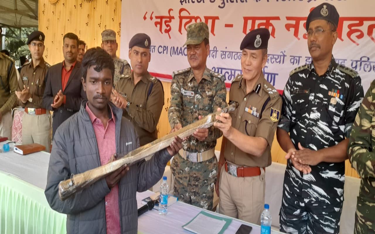 नक्सली मिसिर बेसरा दस्ता को लगा झटका, एरिया कमांडर कुलदीप गंझू ने चाईबासा में किया सरेंडर