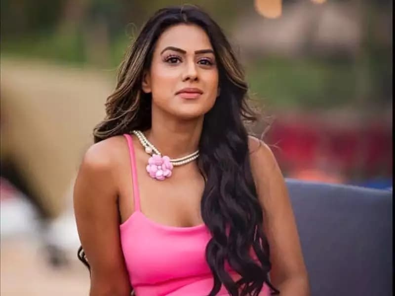 Khatron Ke Khiladi : चलती बस के ऊपर खतरनाक स्टंट करती नजर आईं निया शर्मा, VIDEO