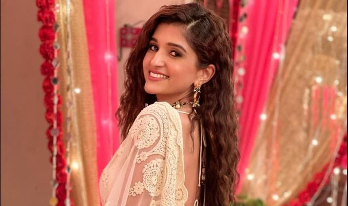 Anupamaa की ‘किंजल’ ने हाई स्लिट गाउन में शेयर की ग्लैमरस तसवीर, निधि शाह ही अदाओं पर दिल हार बैठे फैंस
