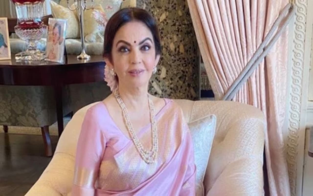 Nita Ambani Silk Saree: हाथ से बुनी बनारसी ब्रोकेड साड़ी में नजर आयीं रिलायंस फाउंडेशन चेयरपर्सन