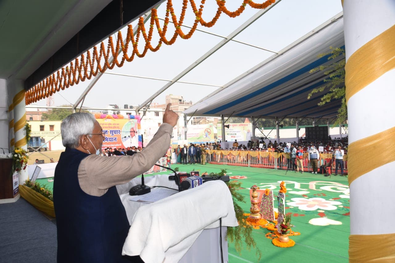 गोपालगंज में नीतीश कुमार ने दिया सख्त संदेश, शराब पीयोगे, तो मरोगे, बेचोगे तो मिलेगी सजा गोपालगंज में नीतीश कुमार ने दिया सख्त संदेश, शराब पीयोगे, तो मरोगे, बेचोगे तो मिलेगी सजा