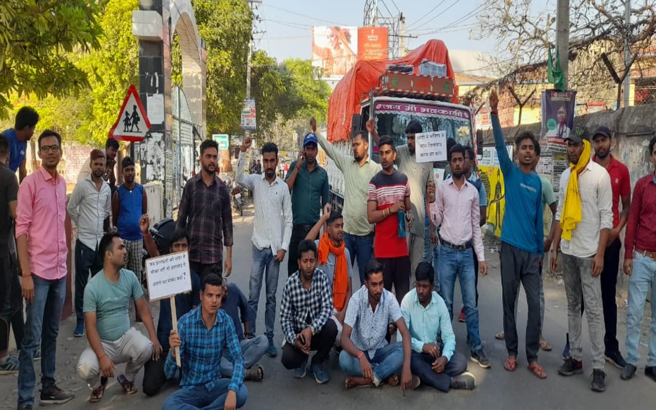 गिरिडीह में दिखा झारखंड बंद का असर, नियोजन नीति के विरोध में छात्र सड़कों पर बैठकर कर रहे हैं प्रदर्शन
