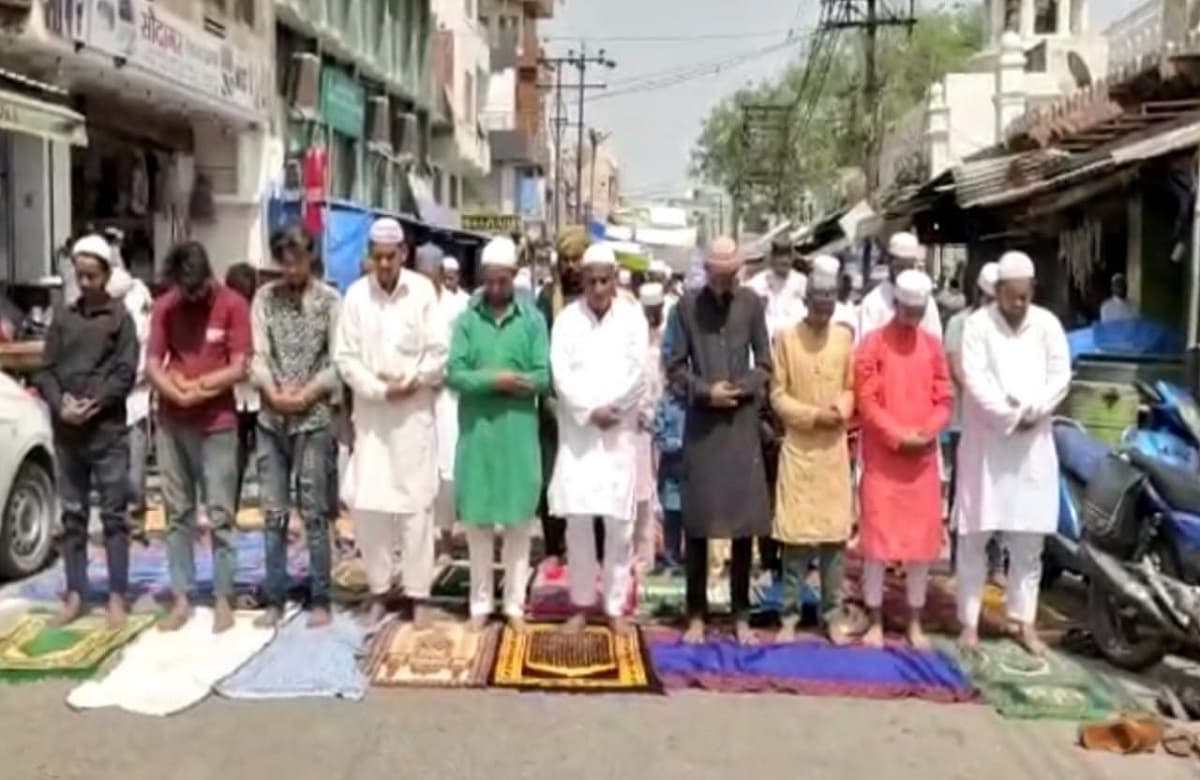 अलीगढ़: अलविदा जुमा और ईद के दिन सड़क पर नमाज पढ़ना पड़ा भारी, पुलिस मुकदमा दर्ज कर नमाजियों के पहचान में जुटी