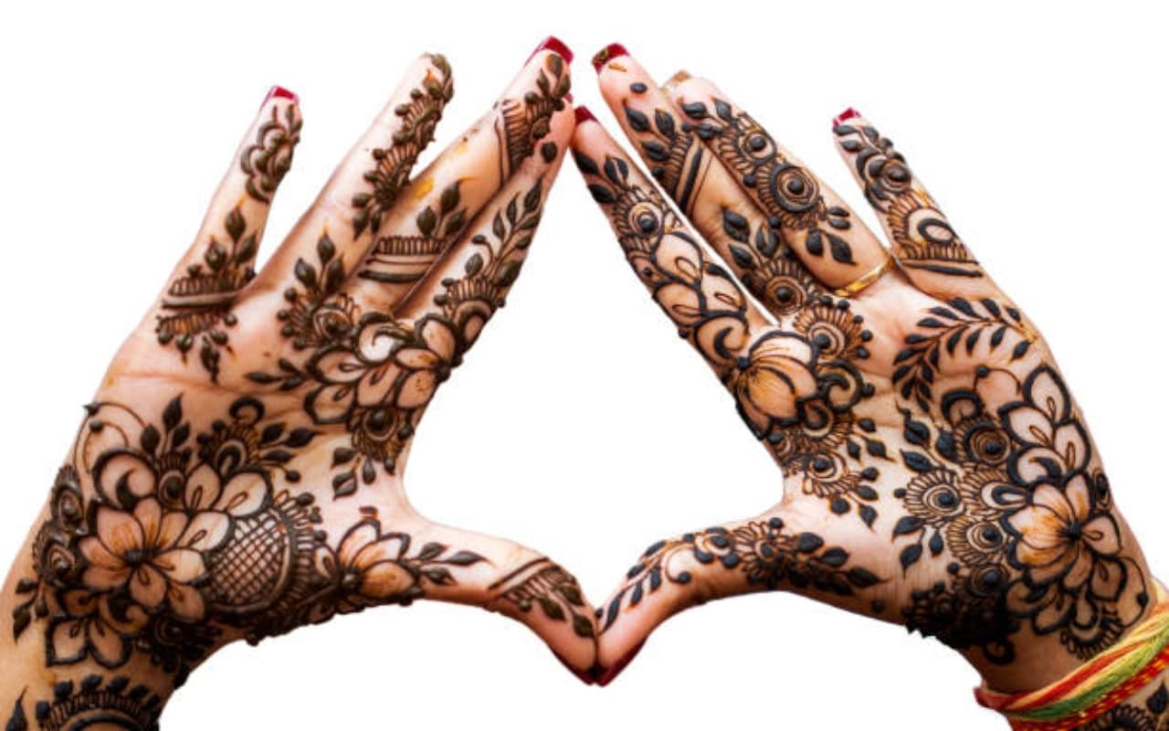 Karwa Chauth 2023 Mehndi Designs LIVE: करवा चौथ पर हाथ और पैरों में लगाएं सुंदर मेंहदी डिजाइन