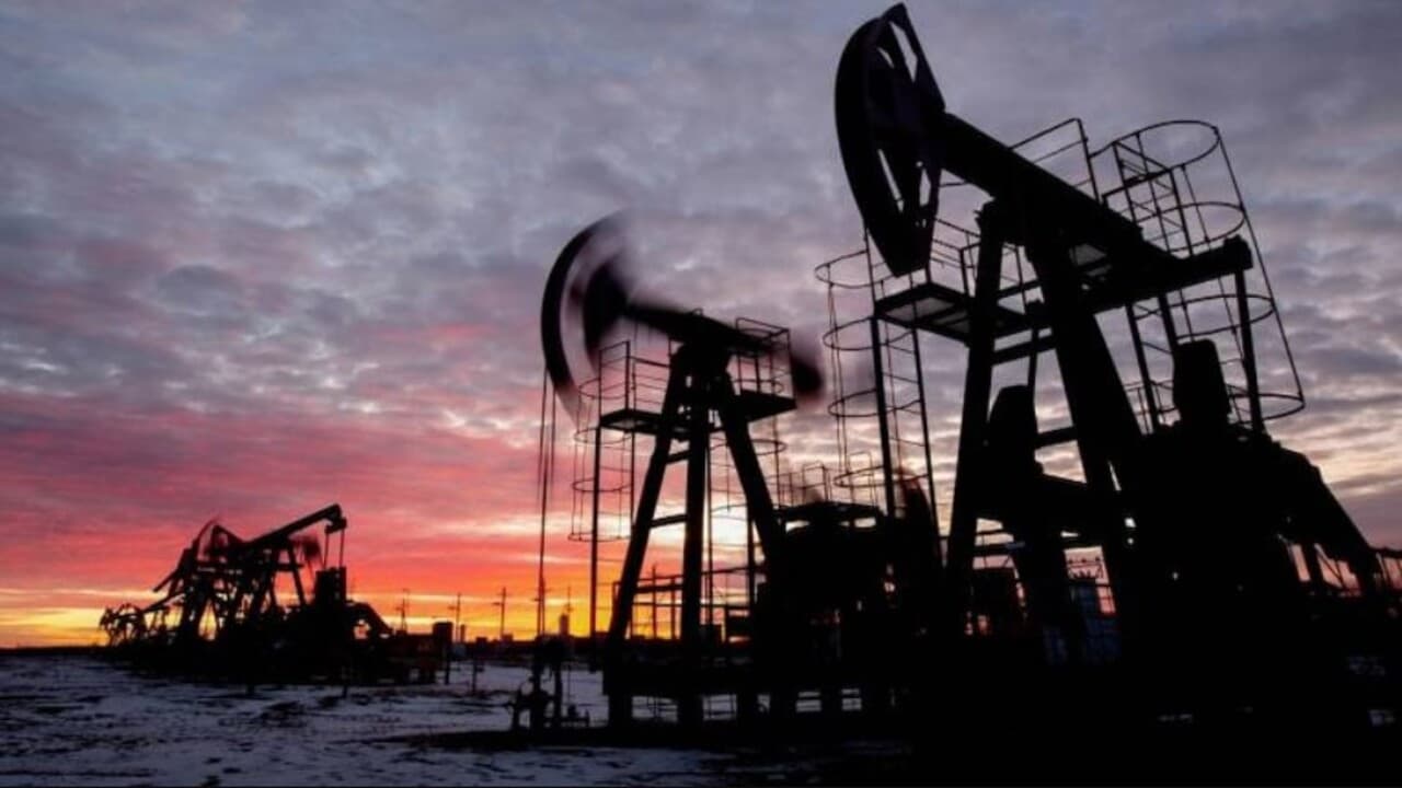 WindFall Tax: घरेलू तेल कंपनियों को सरकार ने दिया झटका, फिर बढ़ा दिया टैक्स, डीजल-ATF पर मिली हल्की राहत