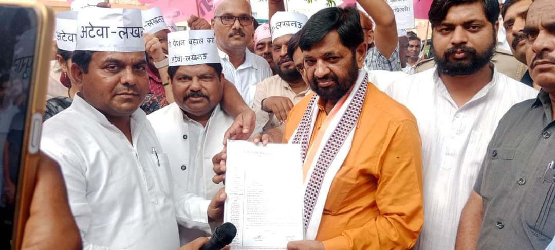 Old Pension Scheme: पुरानी पेंशन बहाली के लिये सैकड़ों कर्मचारी पहुंचे मंत्री कौशल किशोर के घर, ज्ञापन सौंपा