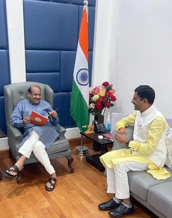 लोकसभा अध्यक्ष Om Birla से नयी दिल्ली में मिले रांची से BJP सांसद Sanjay Seth, रांची आने के लिए किया आमंत्रित लोकसभा अध्यक्ष Om Birla से नयी दिल्ली में मिले रांची से BJP सांसद Sanjay Seth, रांची आने के लिए किया आमंत्रित