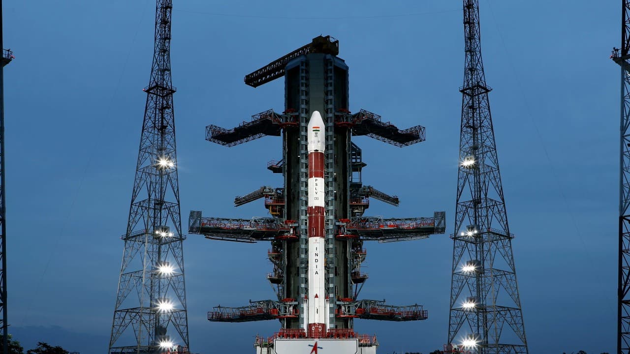 Isro PSLV-C53/DS-EO Mission: इसरो के पीएसएलवी-सी53 मिशन की उल्टी गिनती शुरू, कल शाम 6:02 बजे भरेगा उड़ान