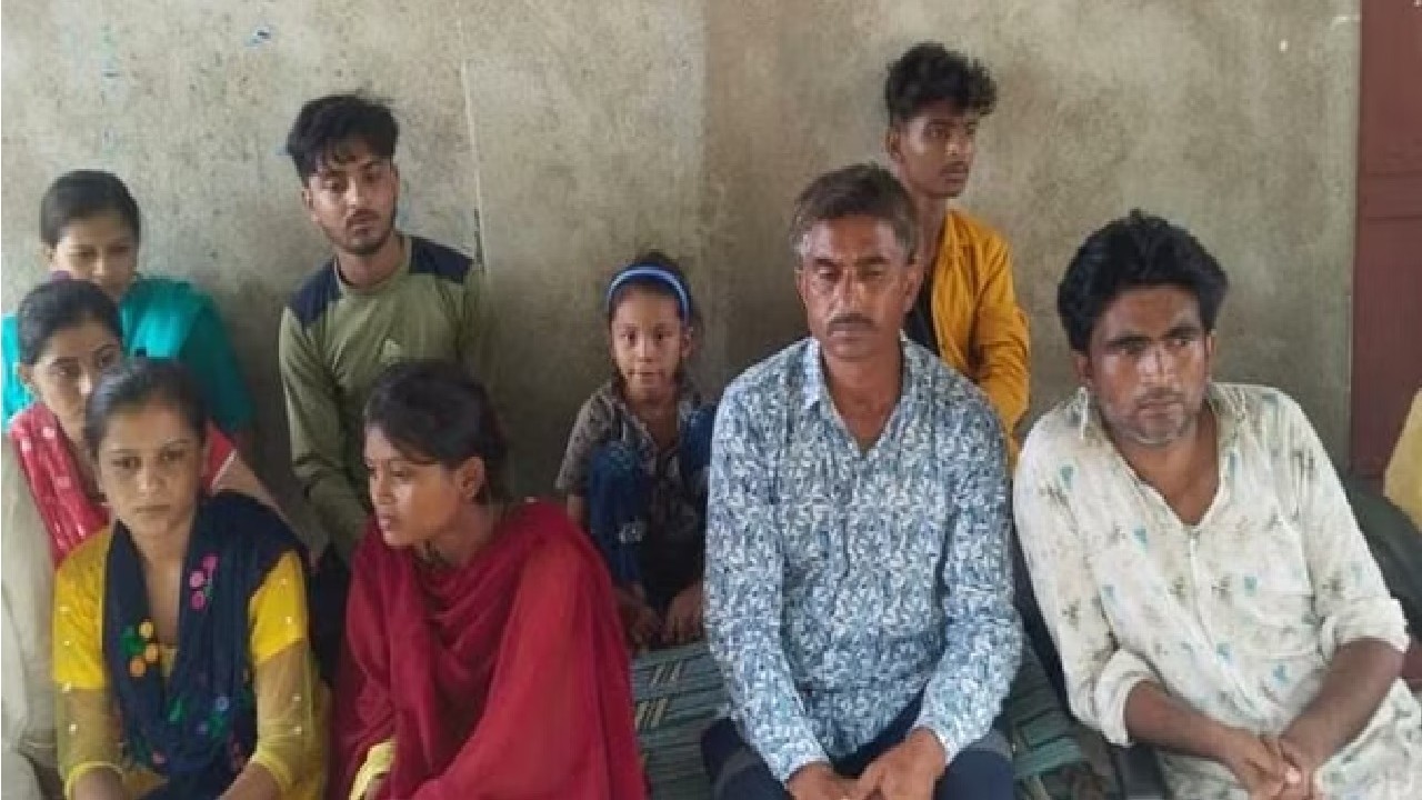 पाकिस्तान से चित्रकूट पहुंचा हिंदू परिवार, प्रशासन ने पंचायत भवन में किया शिफ्ट, बोले-वहां होता है अत्याचार