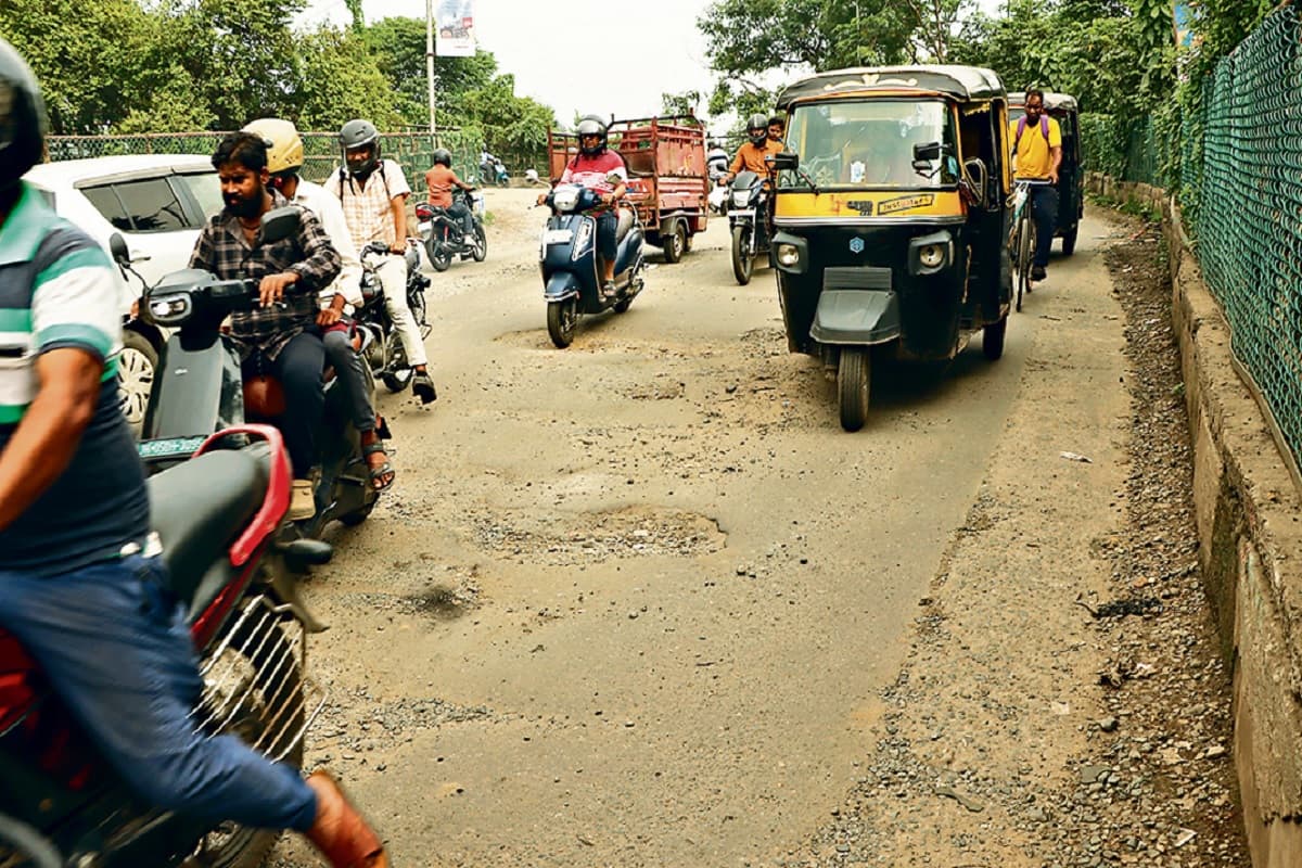 जमशेदपुर: बर्मामाइंस स्टेशन ओवरब्रिज पर गड्ढे दे रहे दुर्घटना को आमंत्रण, होता है जनप्रतिनिधियों का आना जाना
