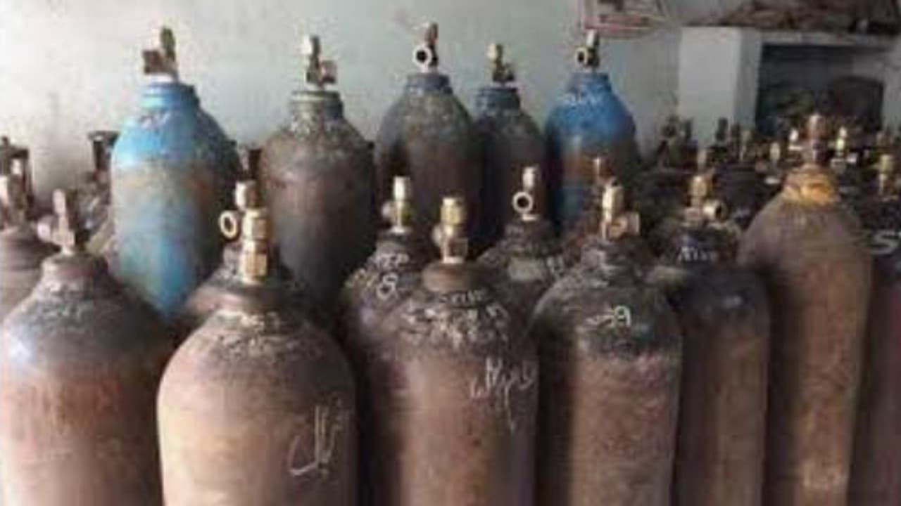 मगध मेडिकल अस्पताल में ऑक्सीजन सिलिंडर की चाबी ढूंढ़ता रह गया वार्ड ब्वाॅय और मरीज ने तोड़ दिया दम