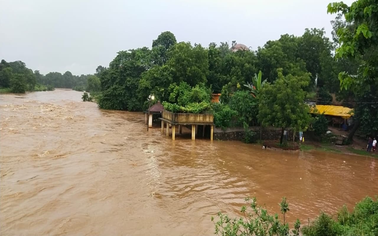 PHOTOS: मूसलाधार बारिश से चक्रधरपुर के कई घरों में घुसा पानी, देखिए यहां का हाल