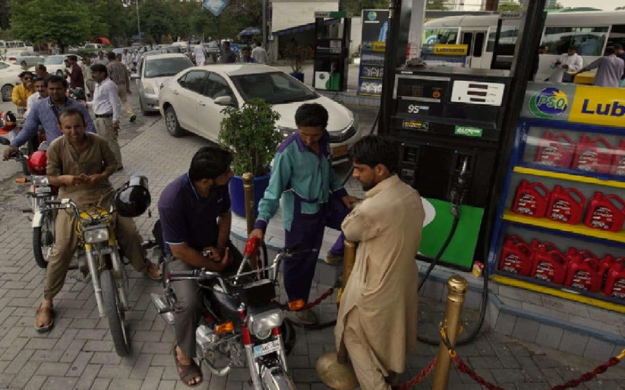 Pakistan में 286 रुपये प्रतिलीटर हो सकती है पेट्रोल की कीमत, नकदी संकट के बीच बढ़ सकती हैं मुसीबतें