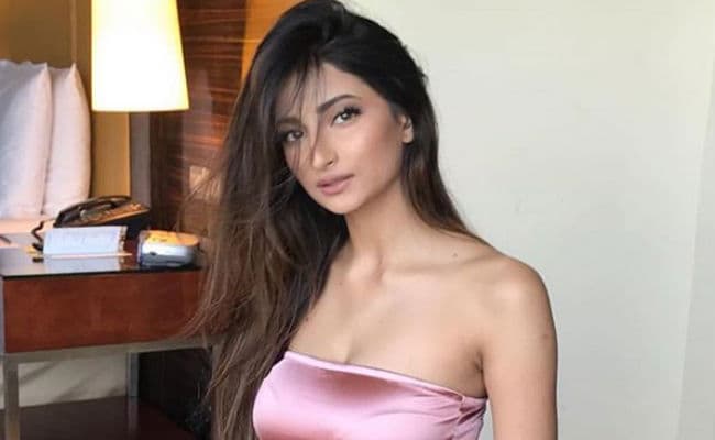 श्वेता तिवारी की बेटी पलक ने बेडरूम में कराया बोल्ड फोटोशूट, सोशल मीडिया पर हुई ये PHOTOS