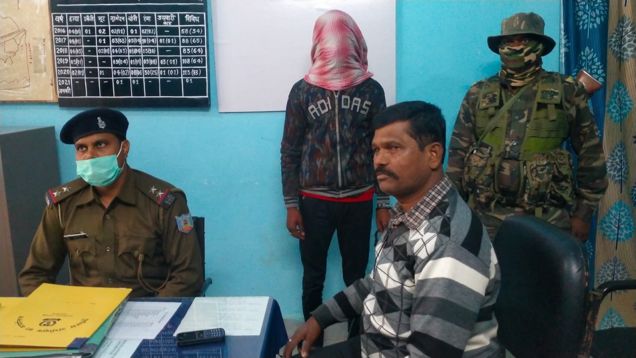 Jharkhand News: पलामू में पूर्व मुखिया के बेटे पर फायरिंग के एक आरोपी को जेल, दो की तलाश में छापामारी