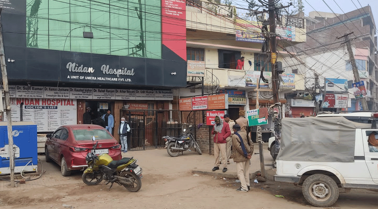 Patna Crime News : अपराधियों ने पटना में बीच सड़क आरजेडी नेता को मारी गोली, फायरिंग से मची अफरा – तफरी Patna Crime News : अपराधियों ने पटना में बीच सड़क आरजेडी नेता को मारी गोली, फायरिंग से मची अफरा – तफरी