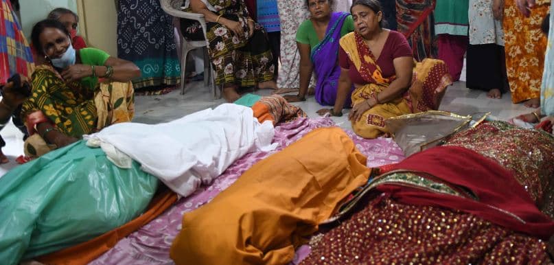 दर्दनाक हादसा : एक साथ उठी पति-पत्नी और बेटे की अर्थी, हर किसी की आंखें हुई नम