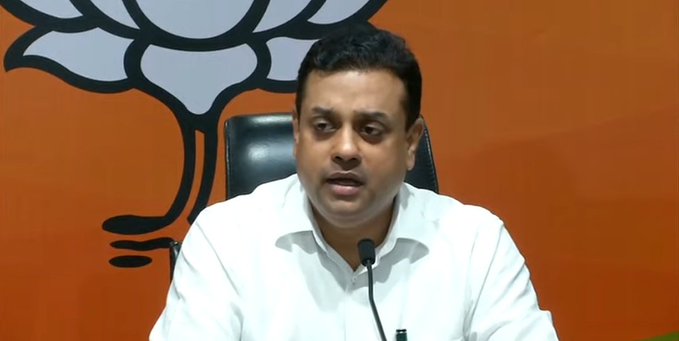Oxygen Shortage: ‘विपक्ष महामारी में भी कर रहा है राजनीति’, छोटे भाई केजरीवाल और बड़े भाई राहुल पर भड़के पात्रा