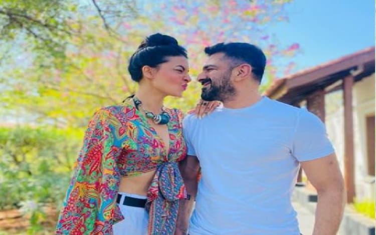 Pavitra Punia-Eijaz Khan ने एक दूसरे संग कर ली सगाई? एक्ट्रेस ने फ्लॉन्ट किया डायमंड रिंग, PHOTOS