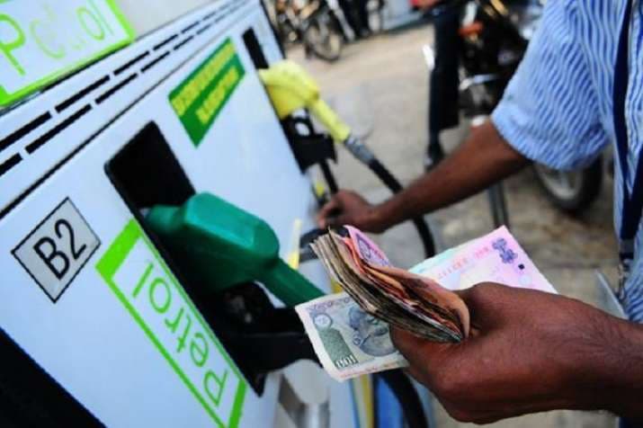 भारत में खूब बिकीं इलेक्ट्रिक गाड़ियां, मगर 10 सालों में दोगुनी हो गई पेट्रोल की खपत