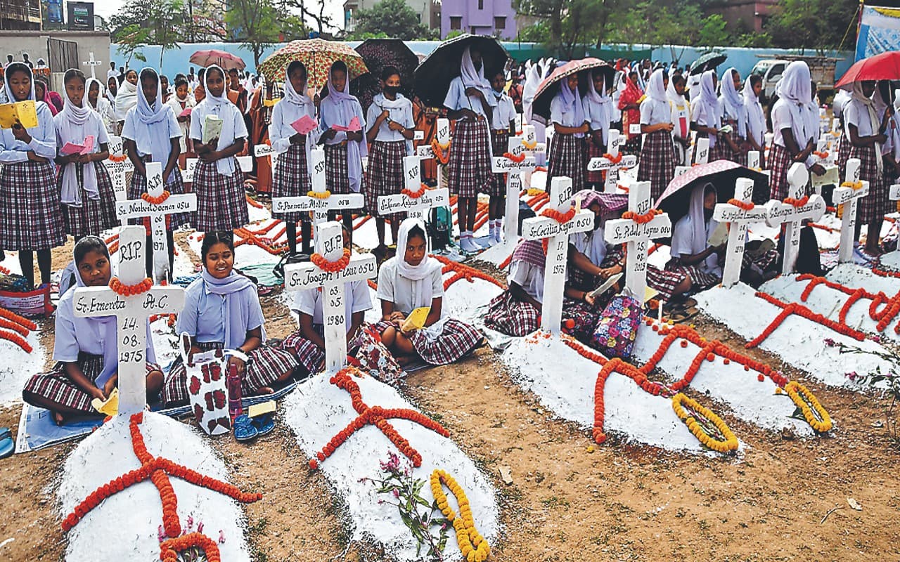 रांची में ईसाई समुदाय के लोगों ने मोमबत्तियां जलाकर अपने पुरखों को किया याद, देखें तस्वीरें