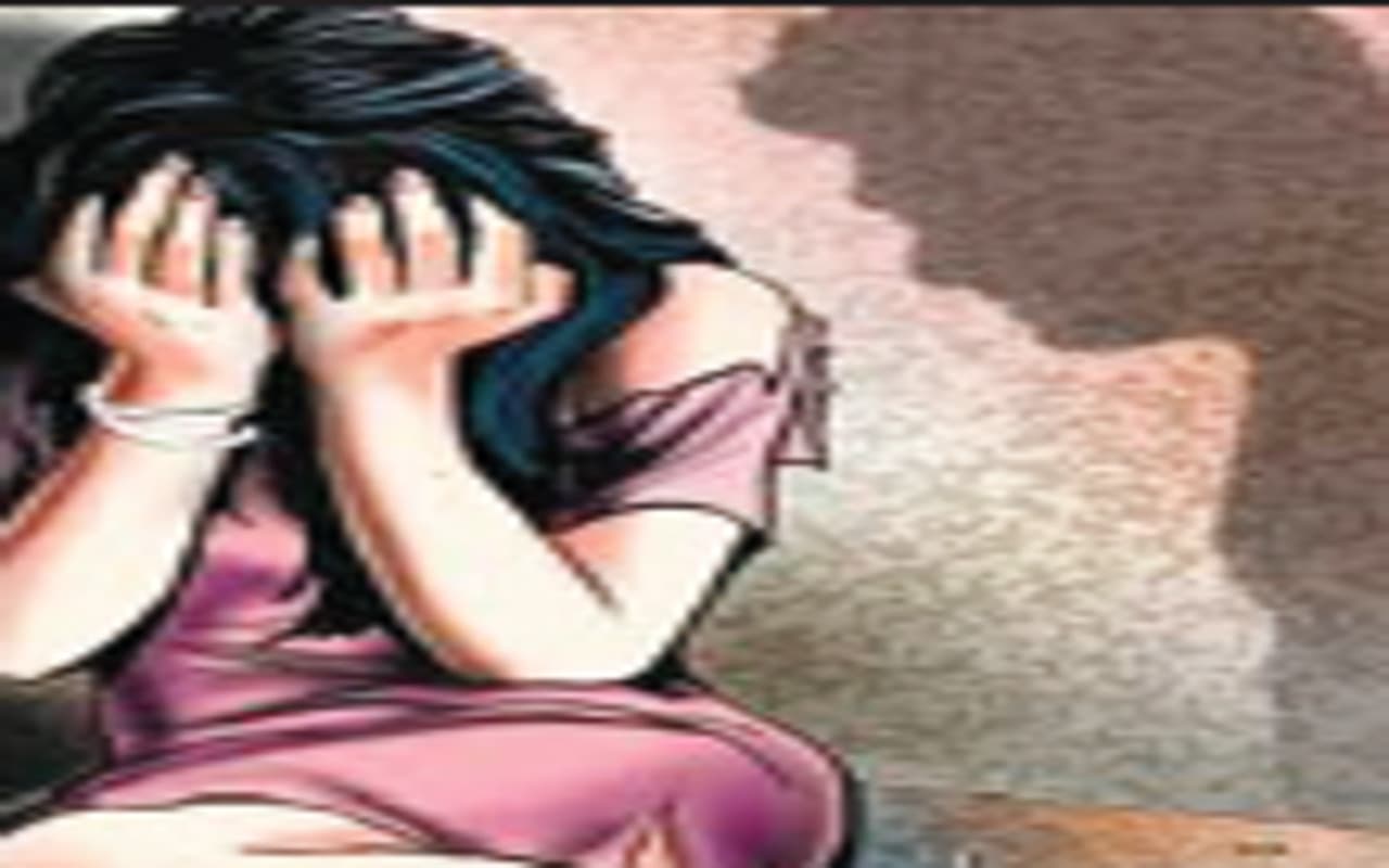 अलीगढ़ बाजार में लड़की का हाथ पकड़कर खींचने की कोशिश, विरोध करने पर तेजाब डालने की दी धमकी