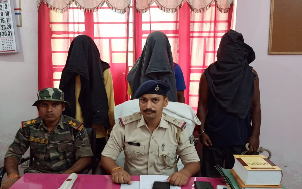 पश्चिमी सिंहभूम में पीएलएफआई के नाम पर लेवी मांगने वाले तीन युवक गिरफ्तार, हथियार बरामद