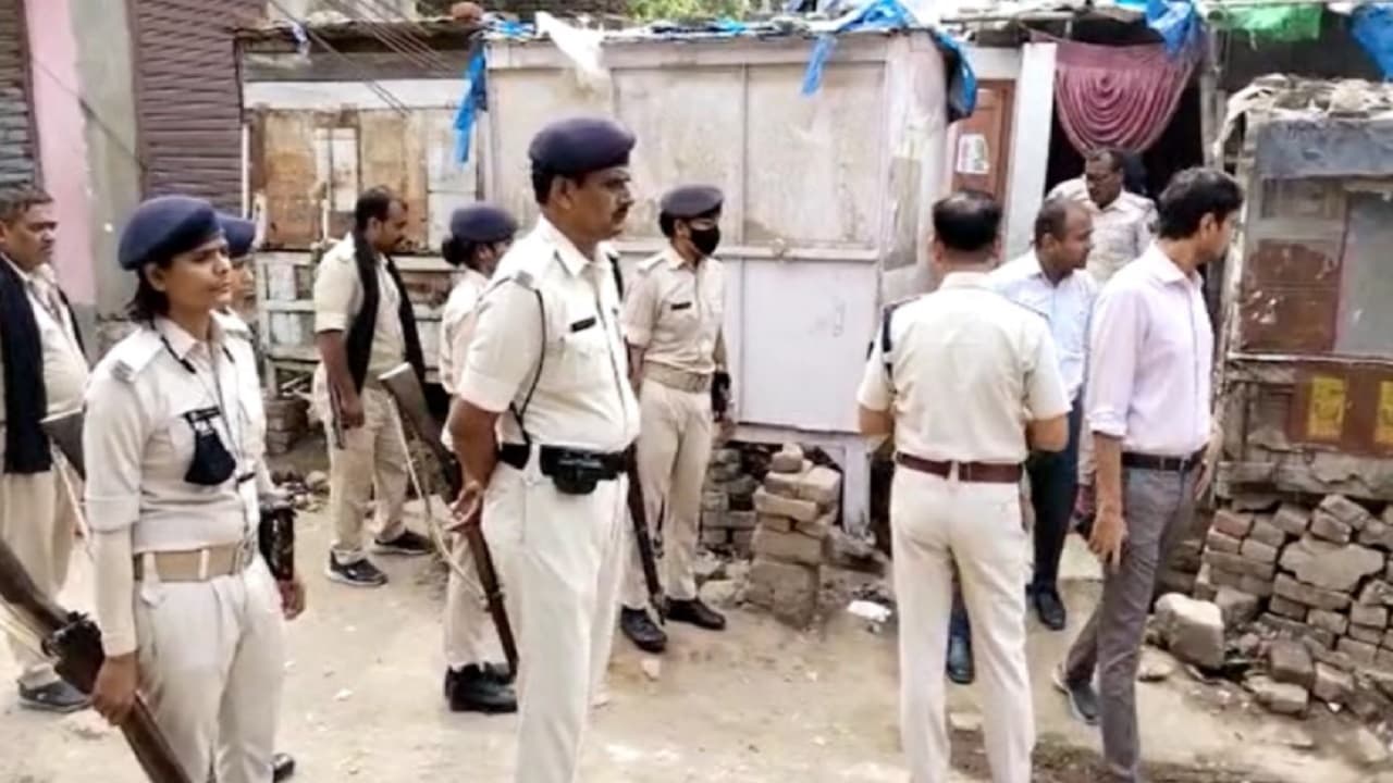 बिहार शरीफ ब्लास्ट: घटना स्थल पर मौजूद एक व्यक्ति को पुलिस ने किया गिरफ्तार, जानें आरोपी ने क्या बतायी कहानी बिहार शरीफ ब्लास्ट: घटना स्थल पर मौजूद एक व्यक्ति को पुलिस ने किया गिरफ्तार, जानें आरोपी ने क्या बतायी कहानी
