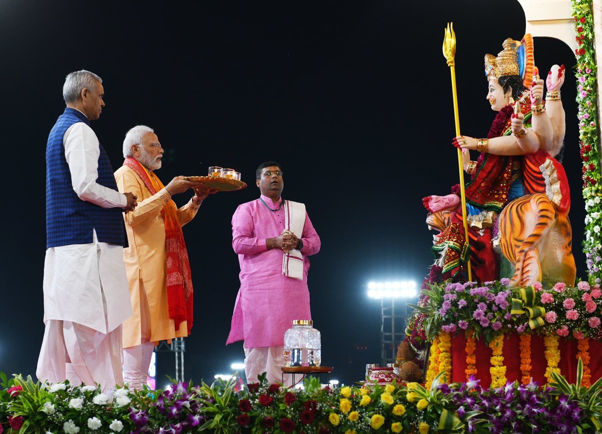 PM Modi In Gujarat: चुनाव के पहले भक्तिमय हुआ गुजरात, पीएम मोदी ने की मां अम्बे की आरती, गरबा पर झूमे