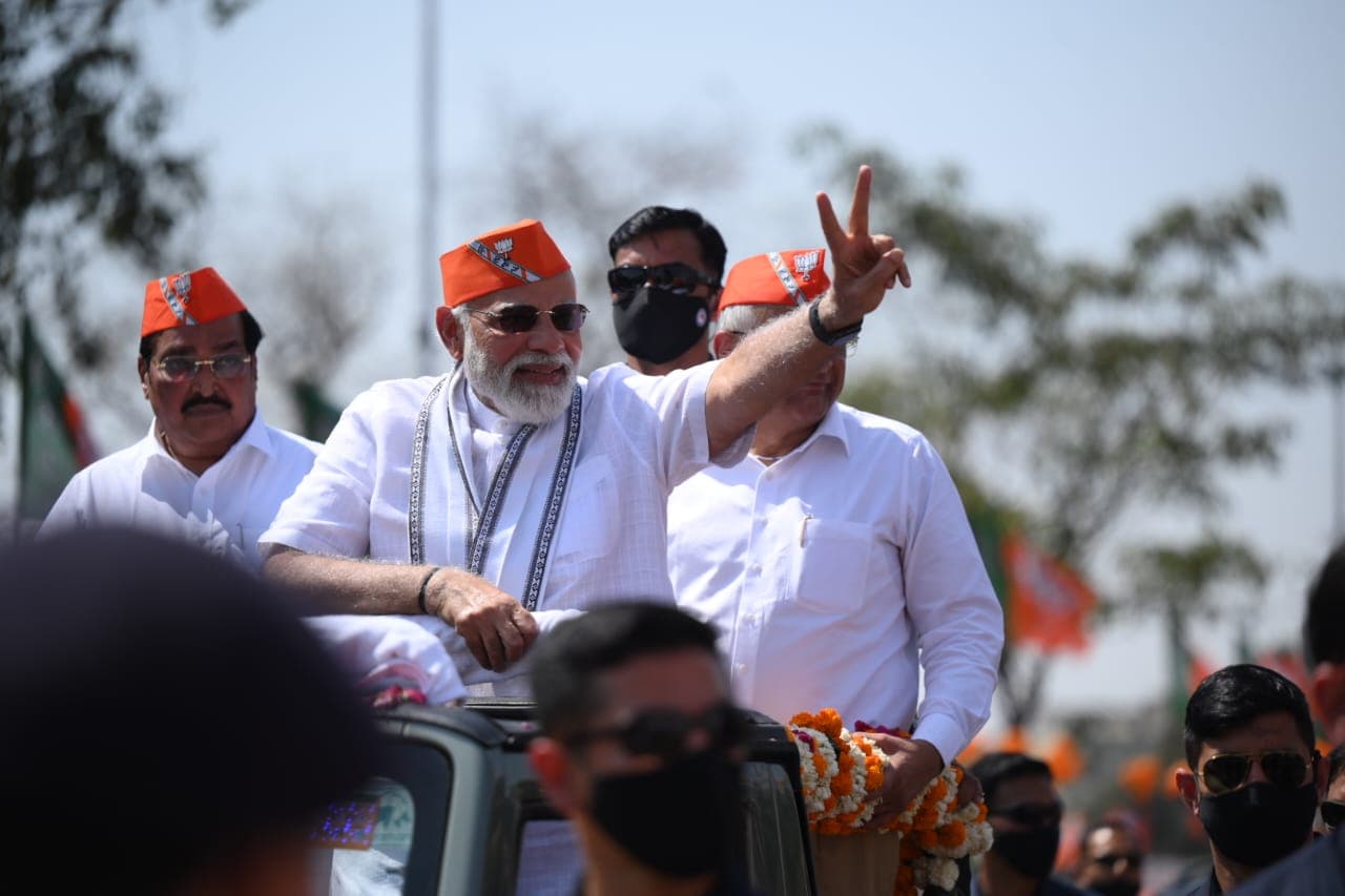 खुली जीप में पीएम मोदी, गुजरात में किया रोड शो, चार राज्यों में जीत से भाजपा गदगद