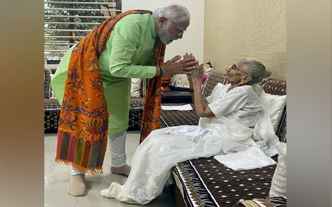 मैंने उनमें हमेशा उस त्रिमूर्ति की अनुभूति की… मां हीराबेन मोदी के निधन पर पीएम मोदी का भावुक पोस्ट मैंने उनमें हमेशा उस त्रिमूर्ति की अनुभूति की… मां हीराबेन मोदी के निधन पर पीएम मोदी का भावुक पोस्ट