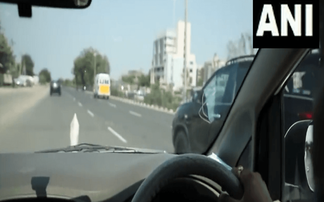 गांधीनगर में एंबुलेंस को रास्ता देकर पीएम नरेंद्र मोदी के काफिले ने जीता लोगों का दिल, वीडियो वायरल