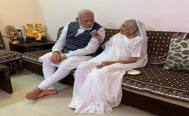 PM मोदी की मां हीरा बेन ने कोरोना वैक्सीन की पहली डोज लगवाई, प्रधानमंत्री ने ट्वीट कर दी जानकारी, कहा- आप भी जरूर लगवाएं