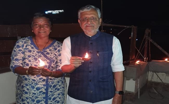 9 pm, 9 minute : PM मोदी की अपील पर बिहार में भी लोगों ने रोशनी जला मनायी दीवाली, RJD ने जलायी लालटेन