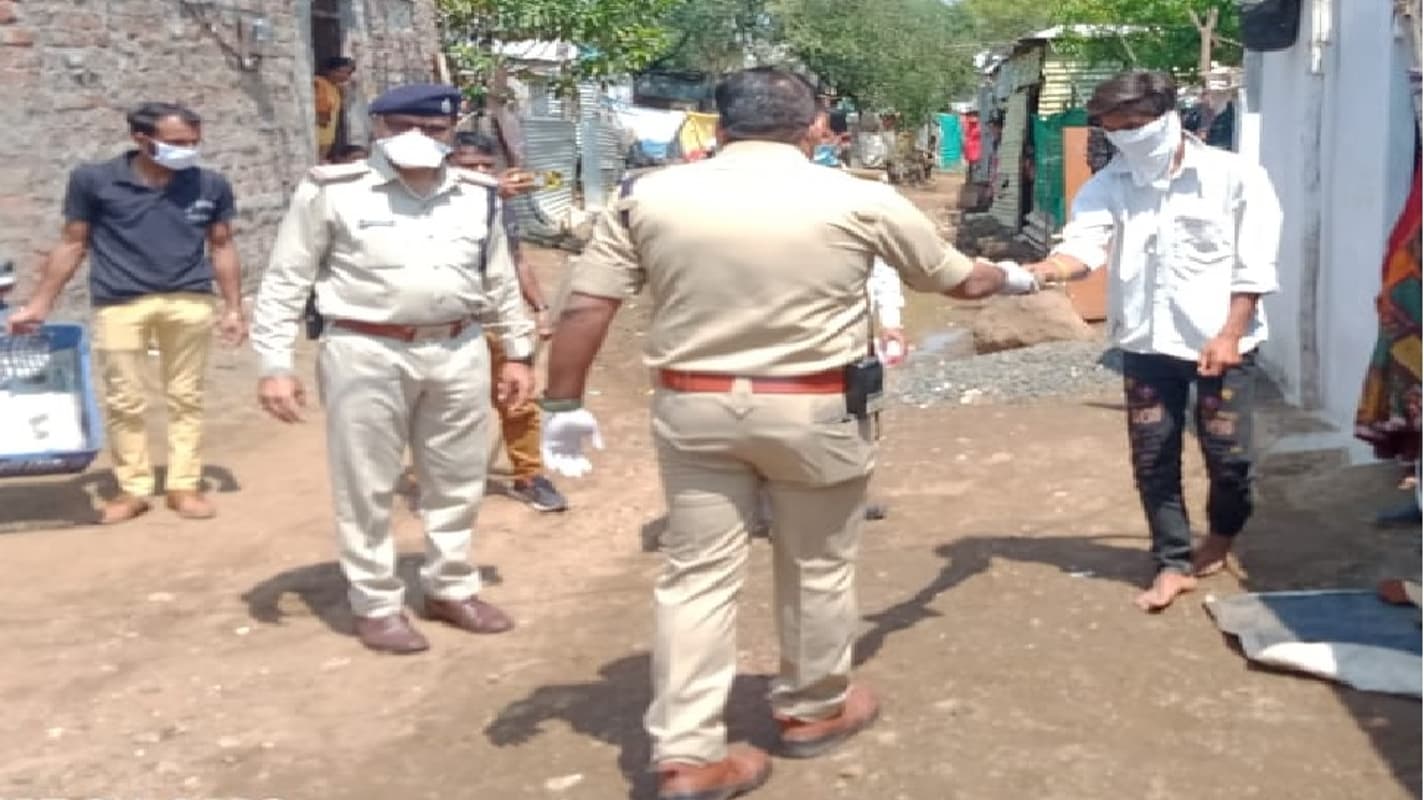 Coronavirus Outbreak: मेडिकल टीम के बाद अब पुलिस वालों पर भोपाल में हुआ हमला, ‘कबूतर’ और ‘कचौड़ी’ पर होगी कार्रवाई