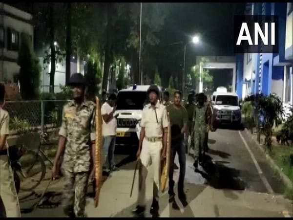 Bengal Chunav 2021:झारग्राम में टीएमसी कार्यकर्ता की मौत के बाद तनाव, भारी संख्या में पुलिस बल तैनात Bengal Chunav 2021:झारग्राम में टीएमसी कार्यकर्ता की मौत के बाद तनाव, भारी संख्या में पुलिस बल तैनात
