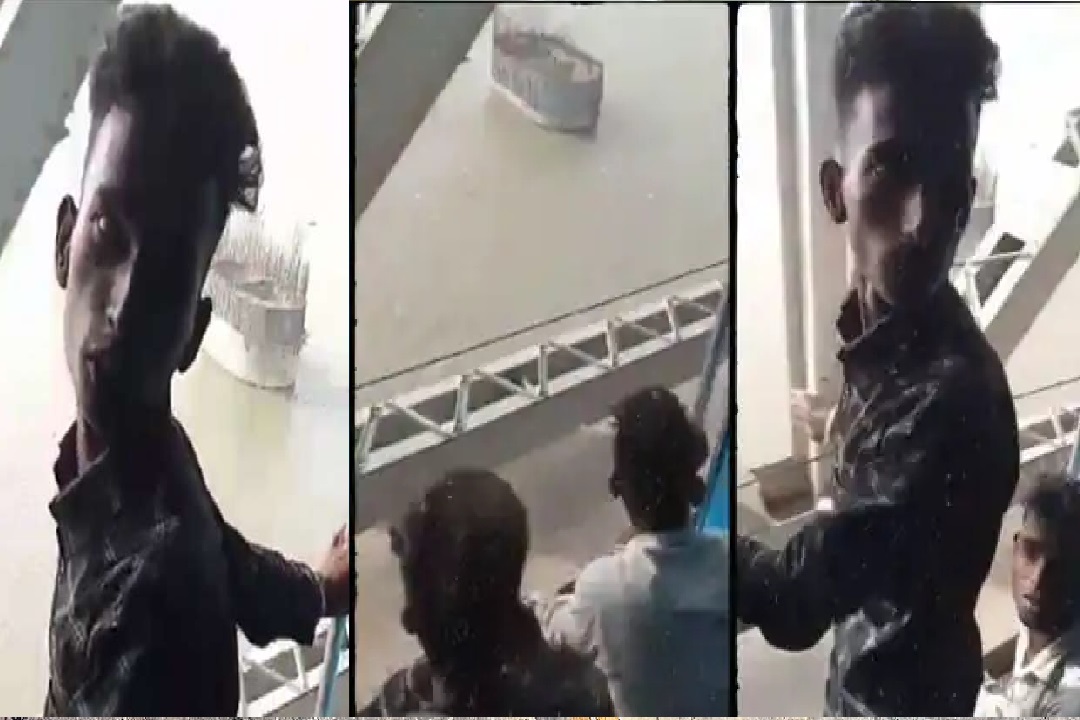 इस रेल रूट पर चलती ट्रेन से झपट लिया जाता है मोबाईल, वीडियो में देखें कैसे हुई घटना