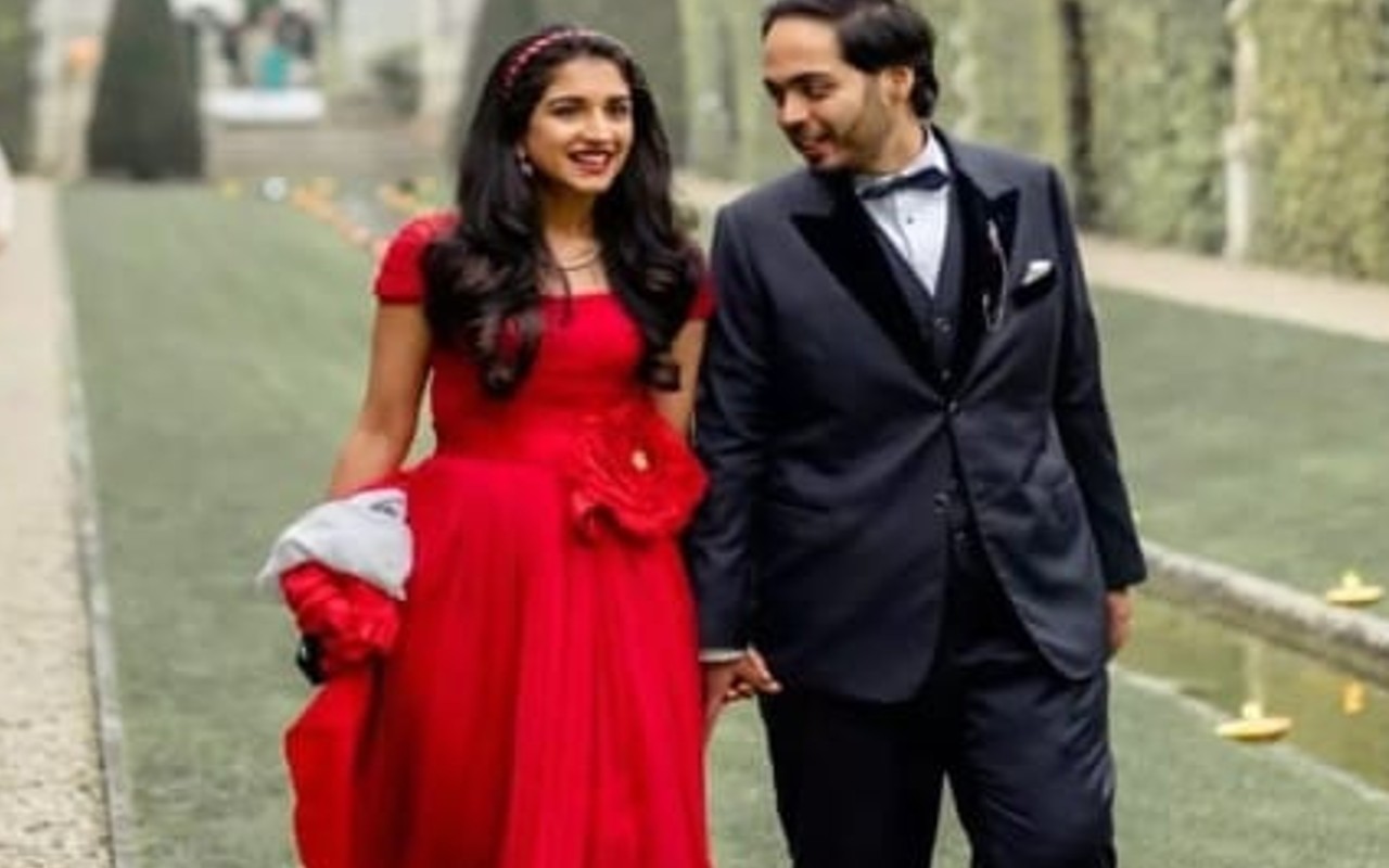 अनंत-राधिका की पारंपरिक तरीके से हुई सगाई, गोल्डन लहंगे में बेहद खूबसूरत नजर आई मुकेश अंबानी की होने वाली बहू