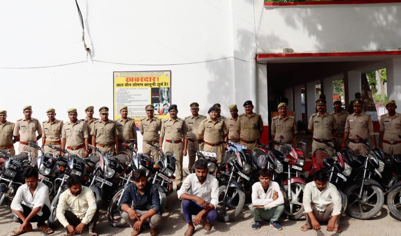 Prayagraj: गर्लफ्रेंड के शौक पूरे करने के लिए टाइगर गैंग उड़ाता था बाइक, पुलिस के हाथ लगे तो उड़ी नींद