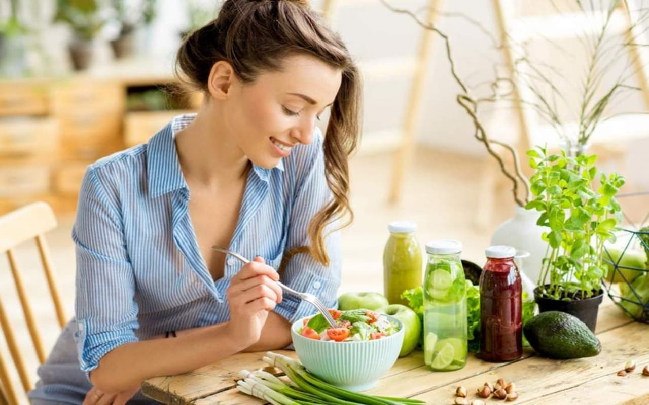 महिलाओं की सेहत के लिए 5 Vitamins है बेहद जरूरी, कमी होने पर झेलनी पड़ेगी ये परेशानियां