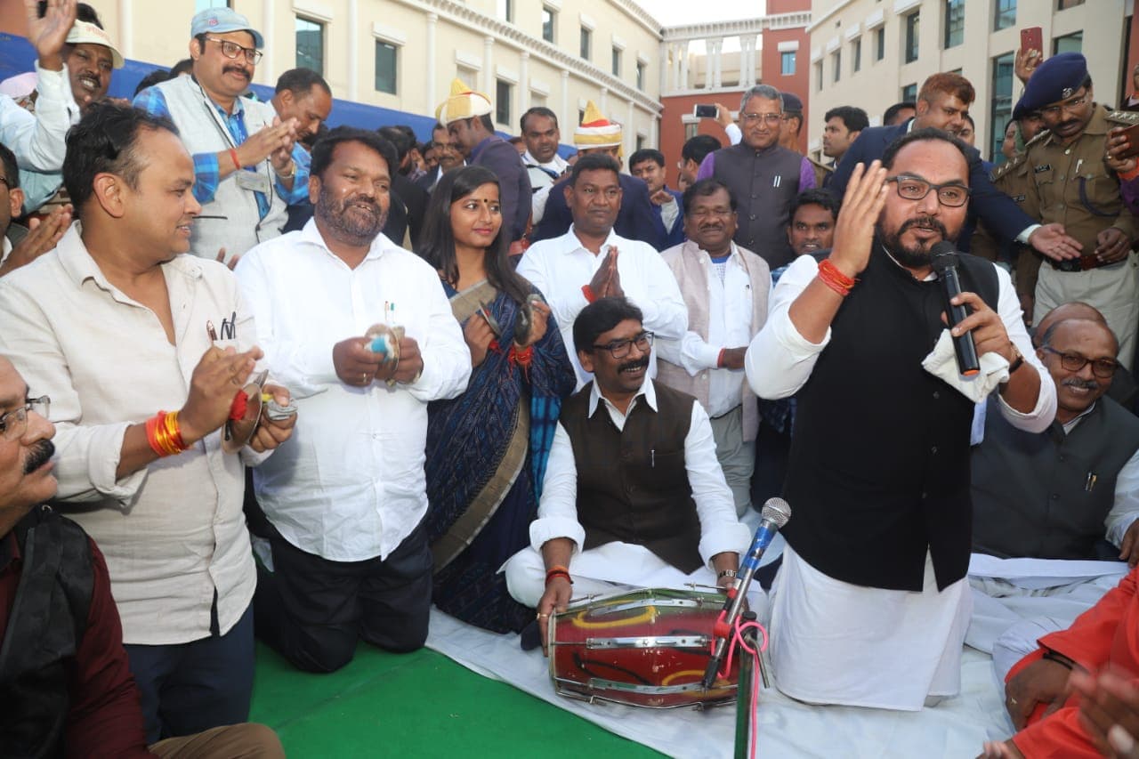 होली मिलन समारोह में CM हेमंत सोरेन ने जमकर उड़ाये गुलाल, राज्यवासियों को दी शुभकामनाएं