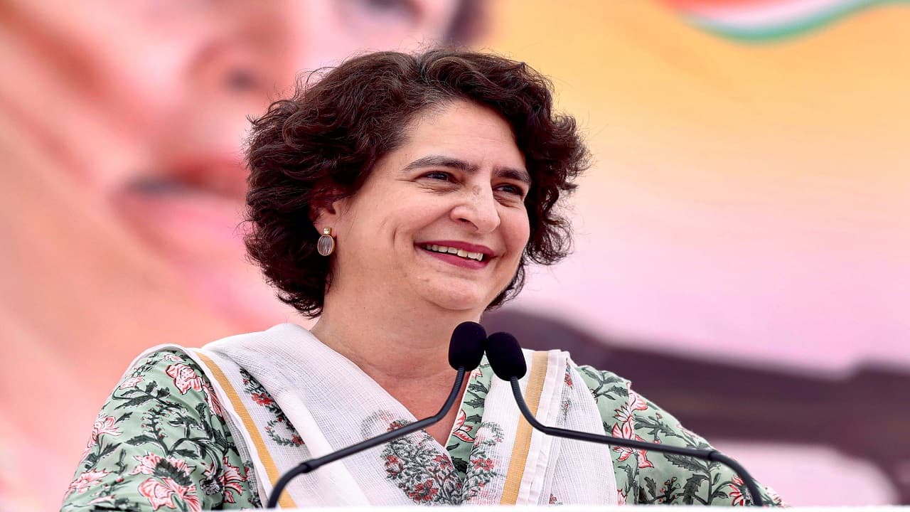 प्रियंका गांधी को EC के नोटिस पर कांग्रेस-भाजपा में बढ़ी तकरार, एक-दूसरे पर लगा रहे आरोप-प्रत्यारोप