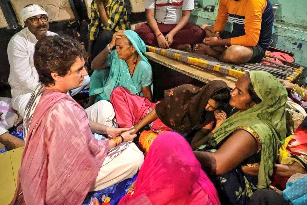 मृतक के अनपढ़ भाई से पुलिस ने करवा ली तहरीर पर सिग्नेचर, परिवार से मुलाकात के बाद प्रियंका गांधी का गंभीर आरोप