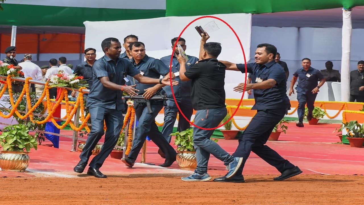 पटना में भाषण दे रहे थे नीतीश कुमार, मंच के करीब आकर नारेबाजी करने लगा युवक, पुलिस ने किया डिटेन