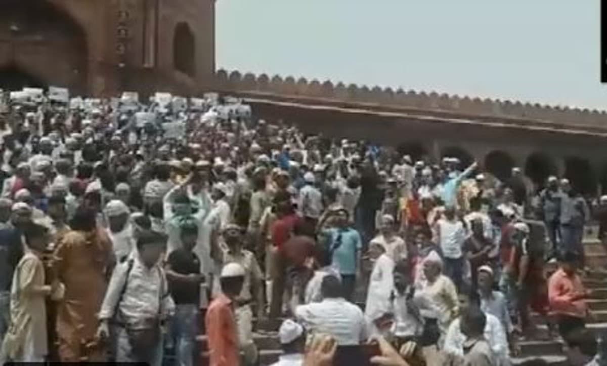 दिल्ली के जामा मस्जिद के बाहर जोरदार विरोध-प्रदर्शन, नूपुर शर्मा-नवीन जिंदल पर कार्रवाई की मांग
